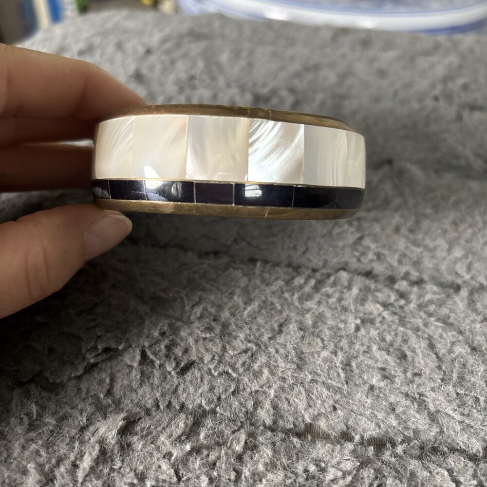 Vintage bangle bracelet in brass inlaid with black and white mother-of-pearl - Picture 2 of 7